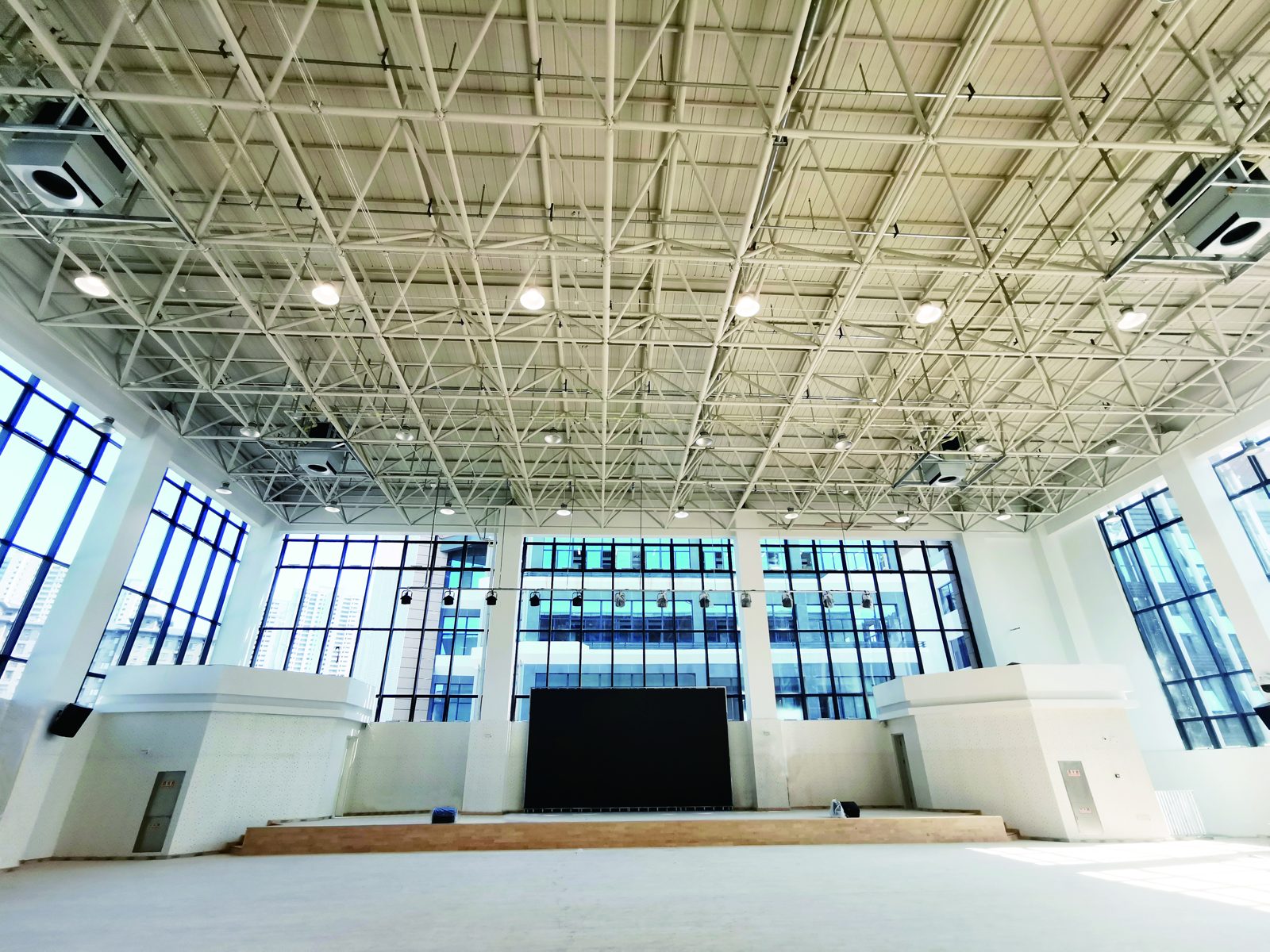 climate control in a college sports hall — ceiling-mounted Mycond OXA units