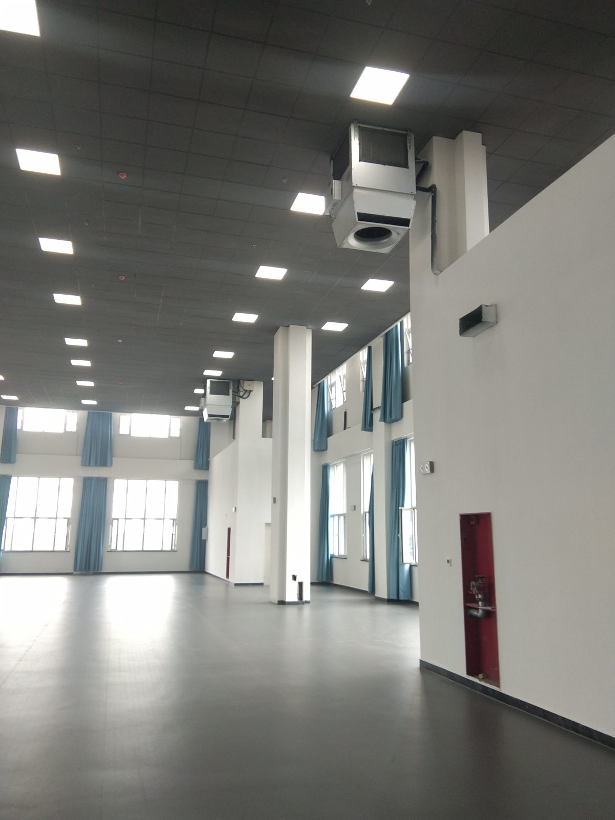 climate control in a college sports hall — ceiling-mounted Mycond OXA units