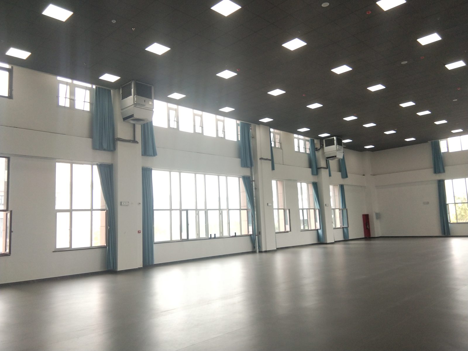climate control in a college sports hall — ceiling-mounted Mycond OXA units